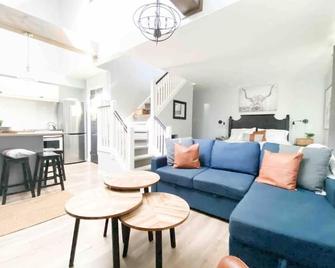 Condo Loft at Blue Mountain - The Blue Mountains - Living room