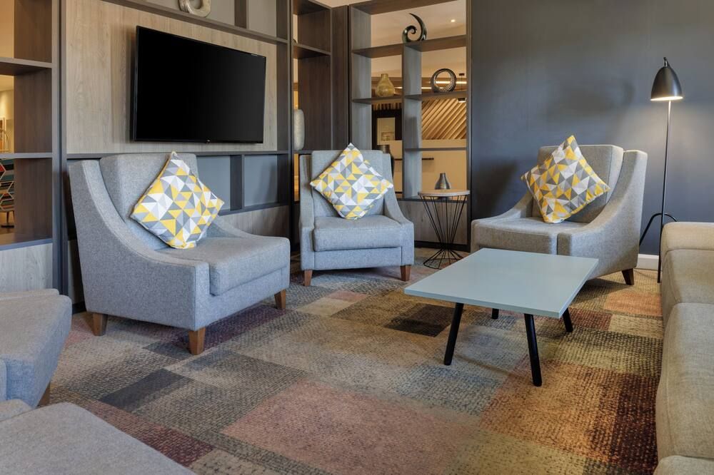 هوليداي إن مانسفي الٓ ي-س ألفريتو آباي آيتش جي