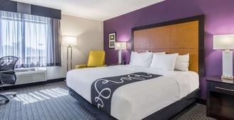 La Quinta Inn & Suites by Wyndham Cleveland - Airport North - Cleveland - Bedroom