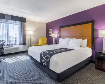 La Quinta Inn & Suites by Wyndham Cleveland - Airport North - Cleveland - Schlafzimmer