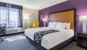 La Quinta Inn & Suites by Wyndham Cleveland - Airport North - Cleveland - Bedroom