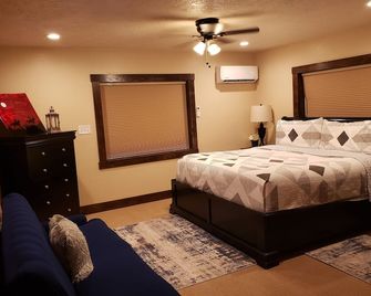 Finicum Ranch-LV Bar Ranch Bunkhouse - Fredonia - Bedroom