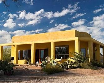 Privately gated Home/5 Acres, Private Tennis Court, Great Mtn. Views, Nature! - Marana - Building