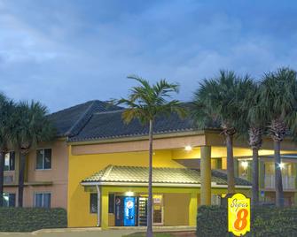 Super 8 by Wyndham Dania/Fort Lauderdale Arpt - Dania - Building