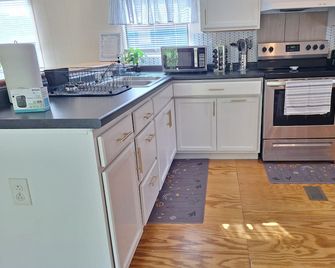 Gather Away mobile home in charming Hinesville with WiFi, AC - Hinesville - Kjøkken