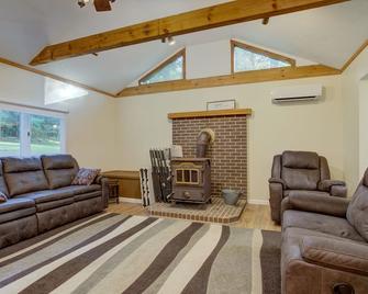 Lone Star Lodge+god's Creation - McClure - Living room