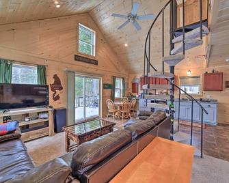 Manistique Cabin with Grill - Near Thunder Lake - Manistique - Living room