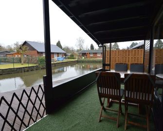 Modern Waterfront Chalet - Geel - Балкон
