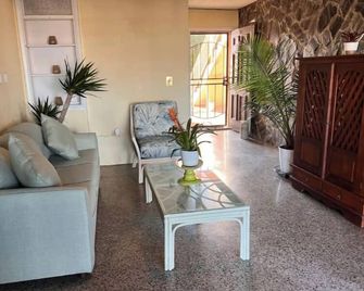 Lovely 1-bedroom condo with Fresh Water Pool - Christiansted - Huiskamer