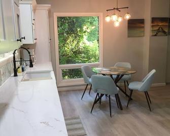 Newly Renovated Wooded Oasis Near OU's Campus in Athens - Athens - Jídelna