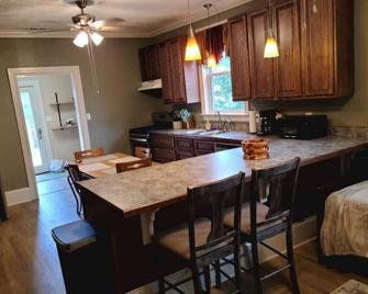 Private 2 bdrm apartment in the heart of the city. Pet friendly. - Owensboro - Kitchen
