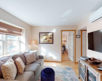 Charming open layout retreat w/prime location in downtown Durango - Durango - Living room
