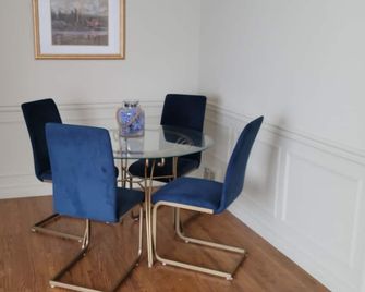 French Country Style Main Floor in the heart of Lethbridge - Lethbridge - Eetruimte