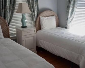 Newly updated cottage, beach within walking distance. - Gulfport - Bedroom