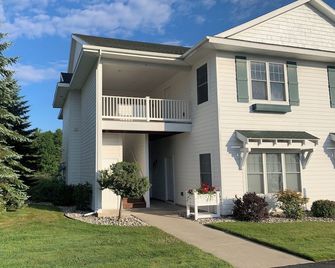 Charlevoix Country Club Condo - Relaxing and Peaceful - Charlevoix - Building