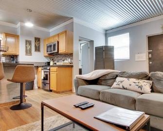 Commuter-Friendly Rental Unit in Greenwood! - Greenwood - Obývací pokoj