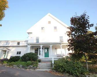 Highland Lake Inn - Andover - Building