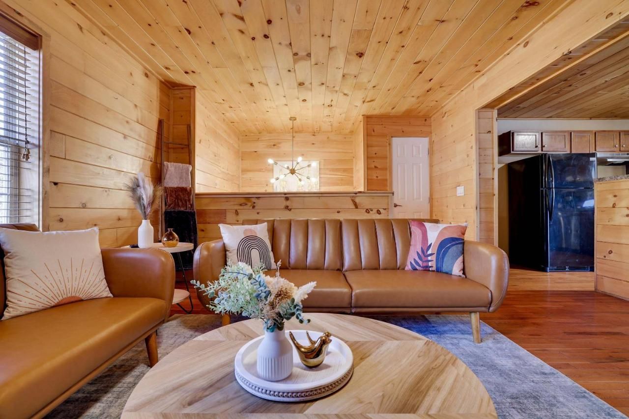 6BR Cabin w Fire Pit Game Room & Basketball