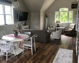 Newer, spacious and clean cottage with river view! - Harpers Ferry - Restaurant