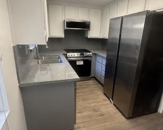 UCLA adj 2-bedroom pet friendly condo in Westwood, Los Angeles with pool - Los Angeles - Cuina