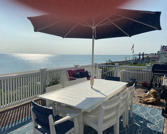 Direct Ocean Front Property On Gorgeous Fieldston Beach. Steps From The Ocean . - Marshfield - Balcony