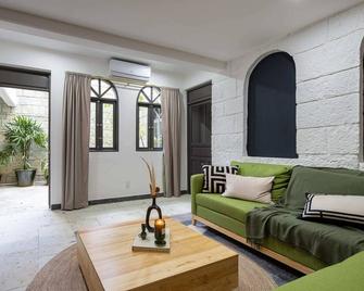 Sleeps 9, Outdoor Space, PingPong Table, in Villa - Oaxaca - Sala