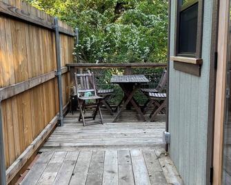 Private guest casita among the California Oaks on San Marcos Pass - Santa Barbara - Balcony