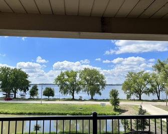 Cozy Lake View Condo - Storm Lake