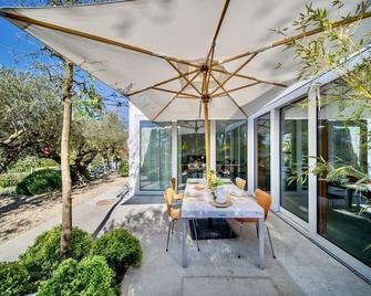 Villa Serenity Sustainable Luxury Retreat with Serviced Amenities by Lake Geneva - 프레베렌게스 - 파티오