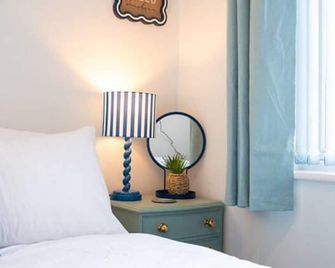 The Little Blue House by Sheppey Stays -Cosy 2BR Blue House - Near Docks with Parking & Garden - Ideal for Contractors & Families - Sheerness