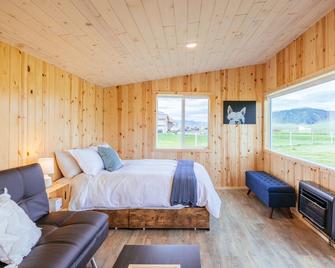 Off-grid tiny home in apple orchard with million-dollar mountain views! - Whitehall - Bedroom