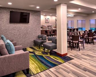 Family-Friendly Stay By I-70! Near Ohio Valley Plaza w/ Free Breakfast - Bridgeport - Lounge