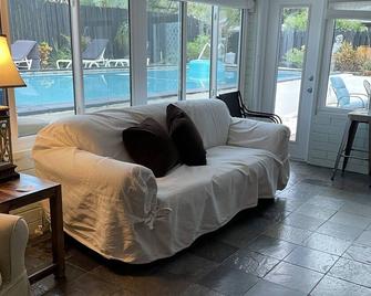 Ideal Location, Charming 4 bedroom home w Pool, fenced yard, 40% off thirty days - Winter Park - Living room