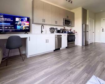Navy Nights & Scenic Feels - Sleek Studio Stay - Boise - Kitchen