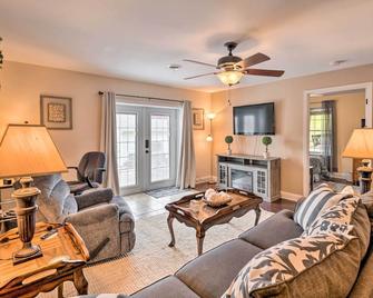 Bristol Escape with Patio, 2 Mi to Downtown! - Bristol - Living room