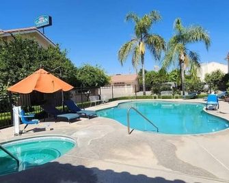 Garden Inn and Suites Fresno - פרסנו - בריכה