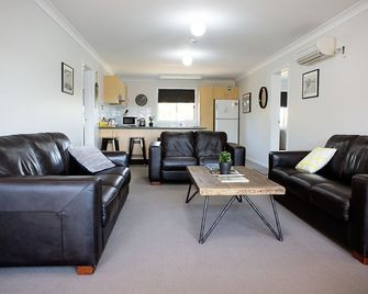 Skylodge Temora - Temora - Living room