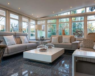 Luxe Vacation Villa with swimming pool, 5 bedrooms - Houthalen - Living room