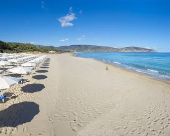Voi Baia Di Tindari Resort - Furnari - Strand