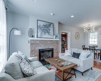 4 Bedroom, 3 Bath Big Downtown Frederick home, w/ Private Patio & fire table - Frederick - Вітальня