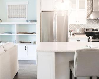 Location, location, location! Private - Waterview - Downtown Cottage - Saint Andrews - Kitchen