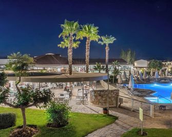 Golden Coast Hotel & Bungalows - Maratón - Piscina