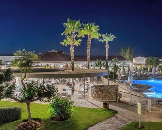 Golden Coast Hotel & Bungalows - Maratón - Piscina