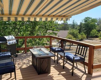 The Couple's Cabin in Wynola - 13 Acres of Nature - Hot Tub - Fire Pit - Gated - Julian - Balkon