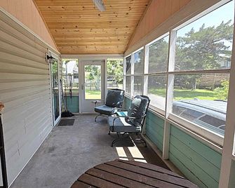 Dunn In the Sun: Pet Friendly with large fenced yard. - Ocracoke - Balcón