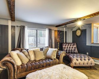 3 Mi to Dover Motor Speedway: Pet-Friendly Retreat - Dover - Living room