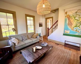 The Canandaigua Farmhouse. Private, spacious, with lake access - Canandaigua - Вітальня