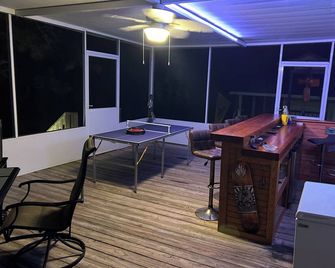 Bay Breeze Bliss-Hot Tub, Bar and Canal 5mi to Beach - Bay Saint Louis