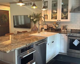 Driftwood Cottage, a charming 3-bed/2-bath home in peaceful Union Pier! - Union Pier - Cocina