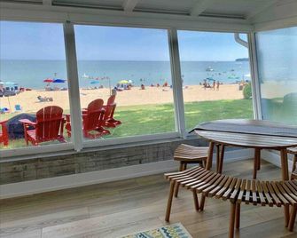 Luxury Beachfront Vacation Home In Crystal Beach! - Crystal Beach - Balcony